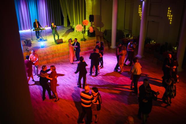 Lieliska balles atmosfēra Auces novada Kultūras namā